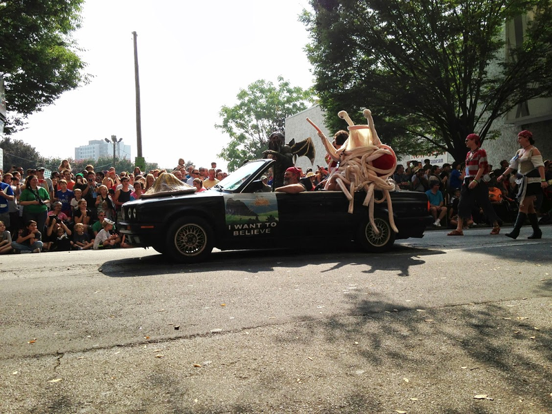 Illustration for article titled Vehicles Of The 2013 DragonCon Parade - Photo Dump